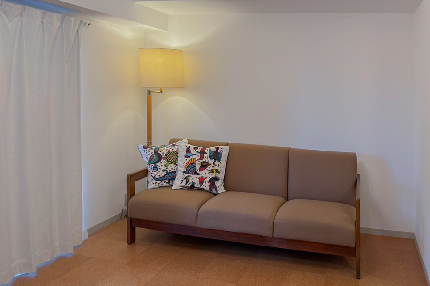 当初はリブパネルを貼る予定だった、リビングの反対側の壁。