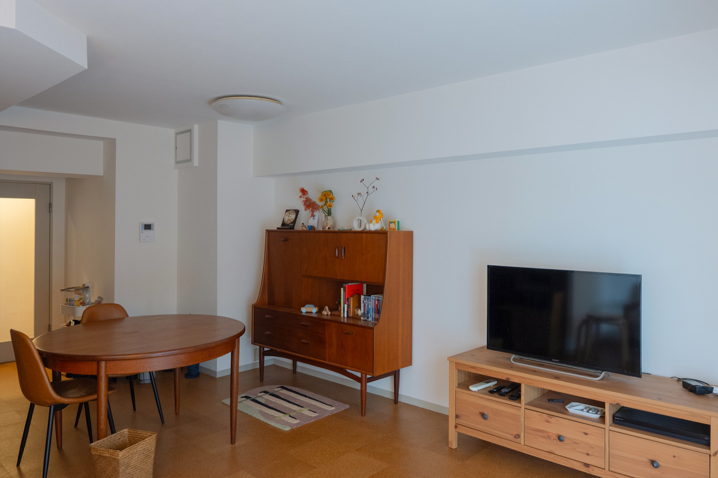 before：以前は白い壁紙だったリビング。