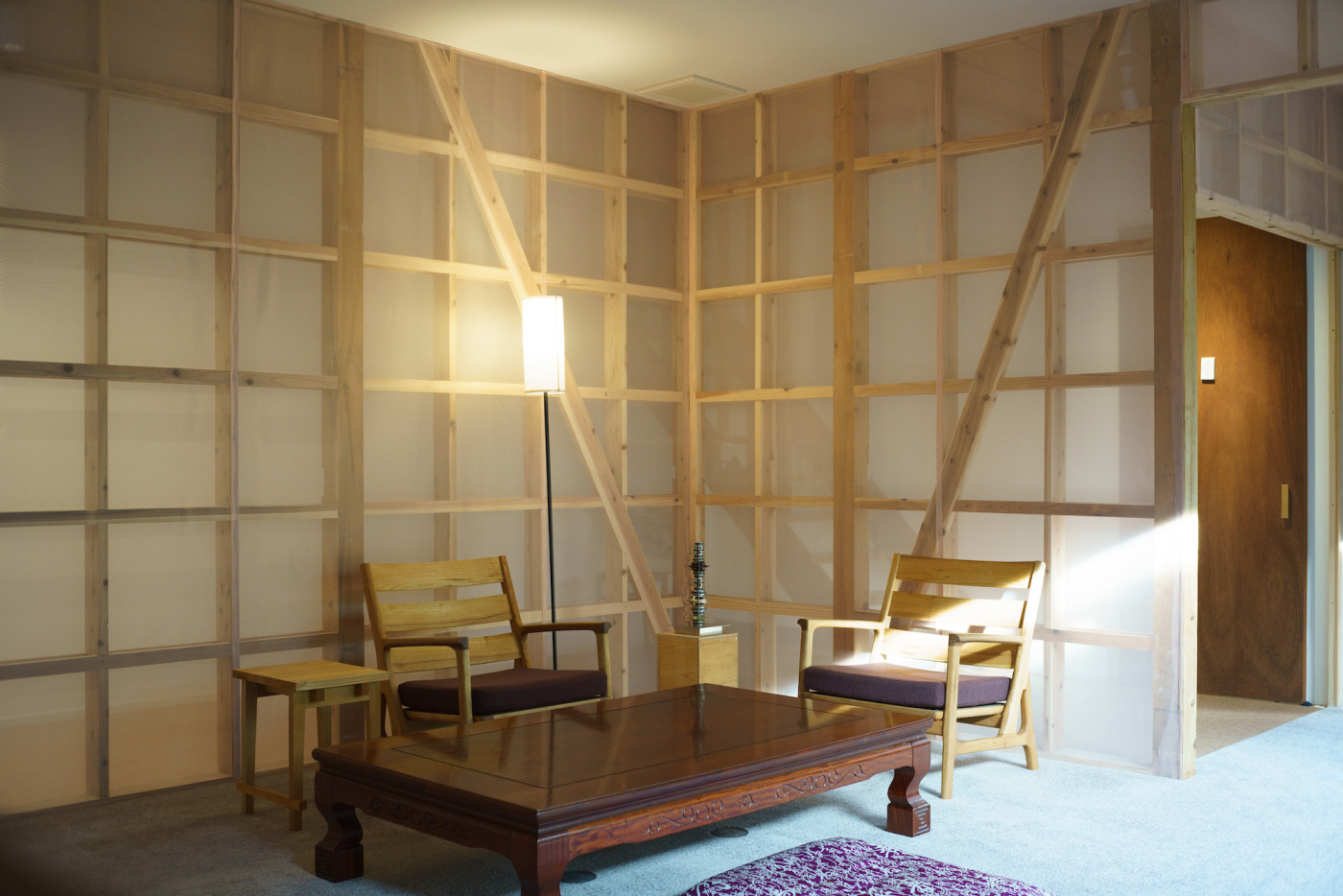 窓際の長いベンチや一人掛けの椅子は町の木工職人さんのオリジナル。民家に残っていた家具も再利用。（撮影：小宇宙感光 鄭伽倻）