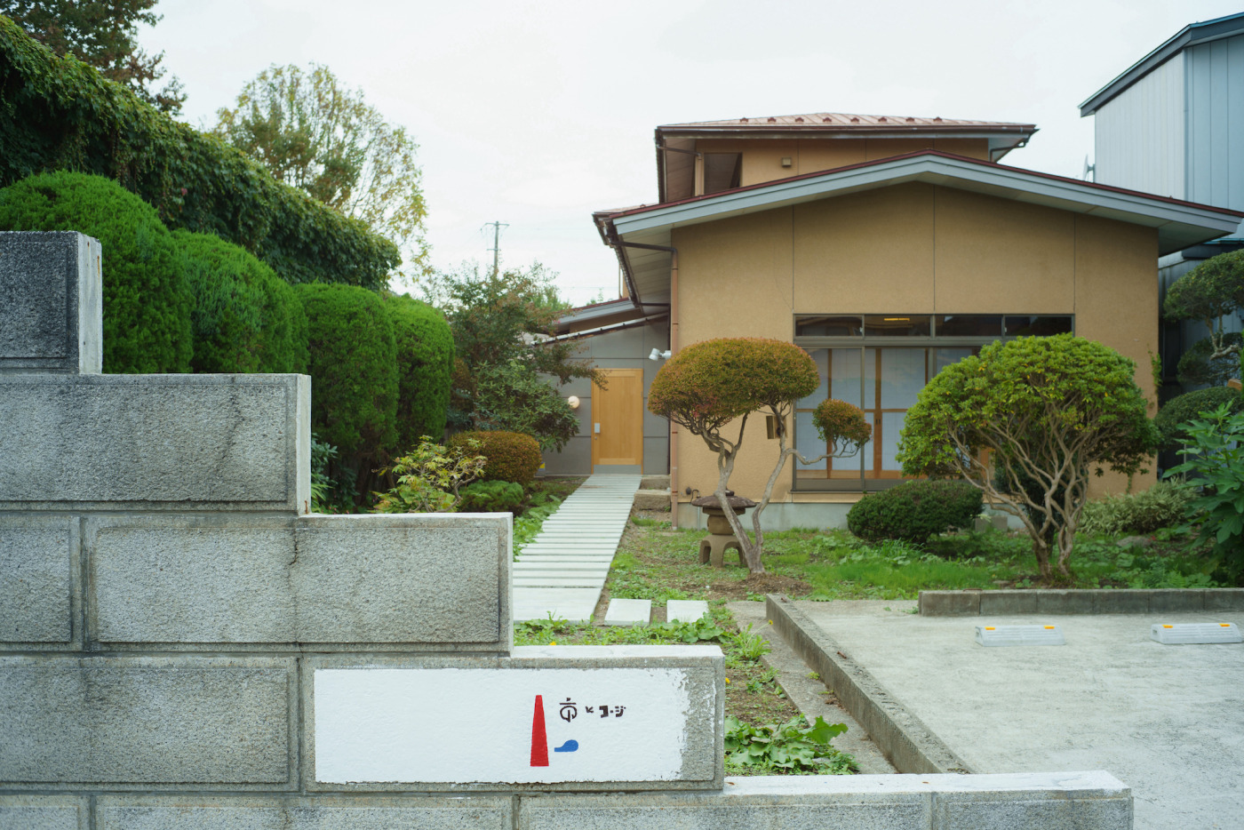 朝市の通りと小路の位置関係をモチーフにしたサインがお出迎え。（撮影：小宇宙感光 鄭伽倻）