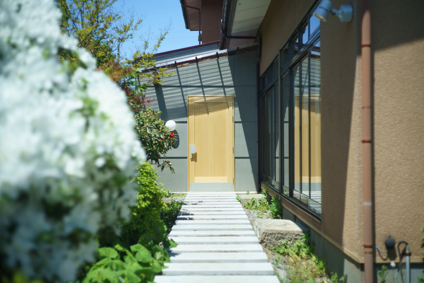 玄関ドアの脇には『ミルクガラス照明』。（撮影：小宇宙感光 鄭伽倻）