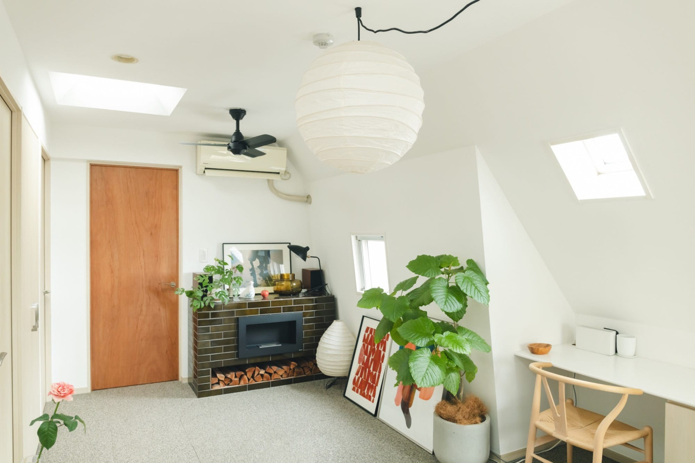 マンションの最上階、トップライトから光が注ぐ明るいリビング。