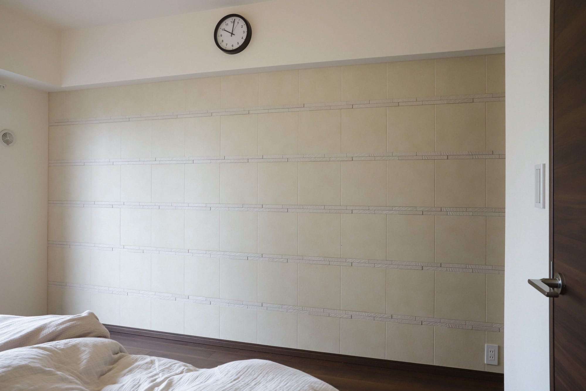 朝の視界の「幸福度」を上げる。寝室一面に木の壁 Vol.2