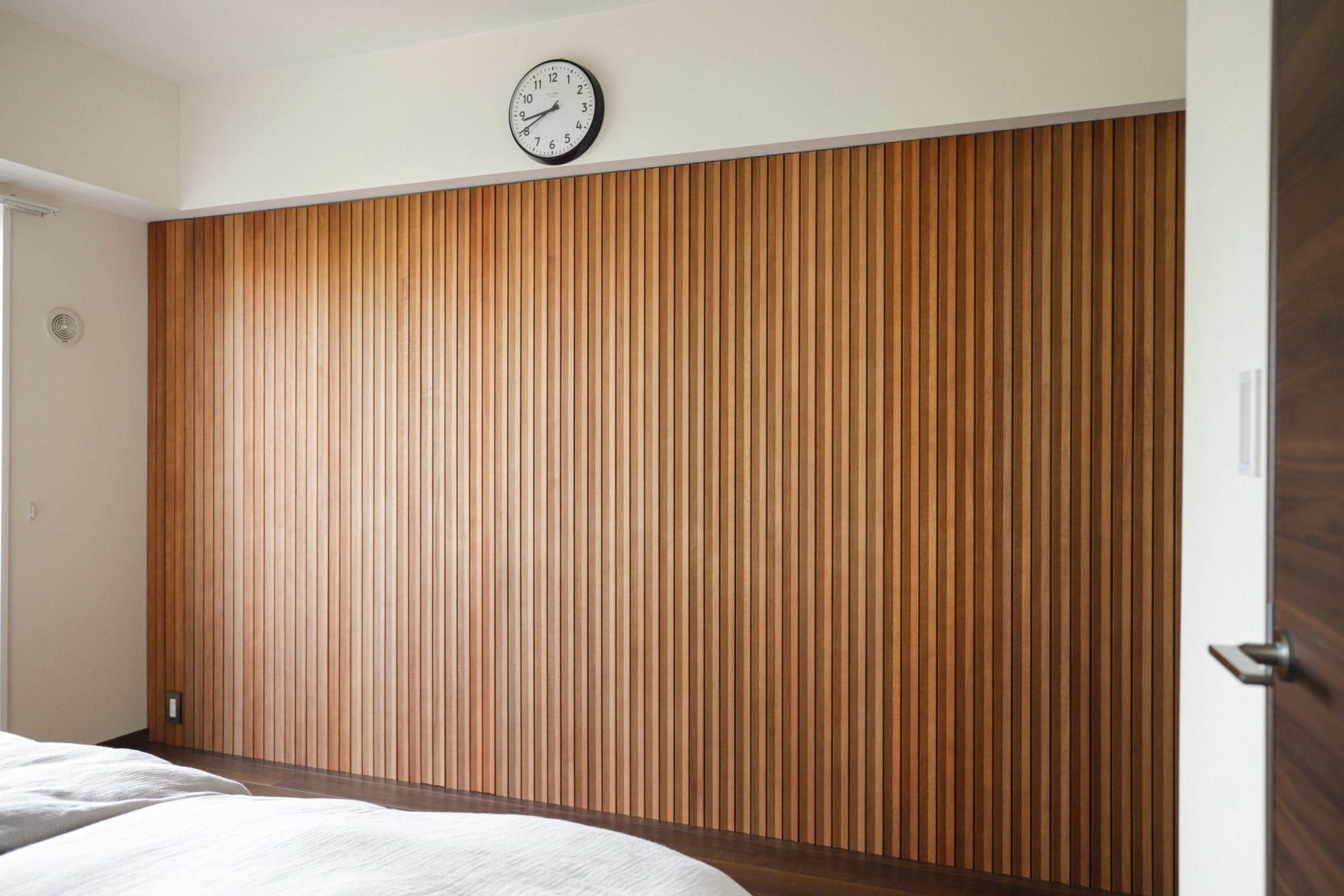 朝の視界の「幸福度」を上げる。寝室一面に木の壁 Vol.3