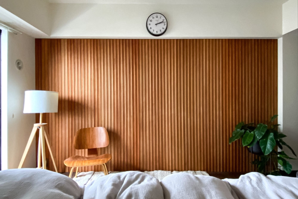 朝の視界の「幸福度」を上げる。寝室一面に木の壁 Vol.1