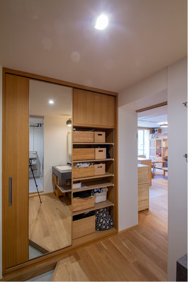 玄関の収納扉にミラーを仕込み、スペースを無駄なく使いながら広がりをプラス。