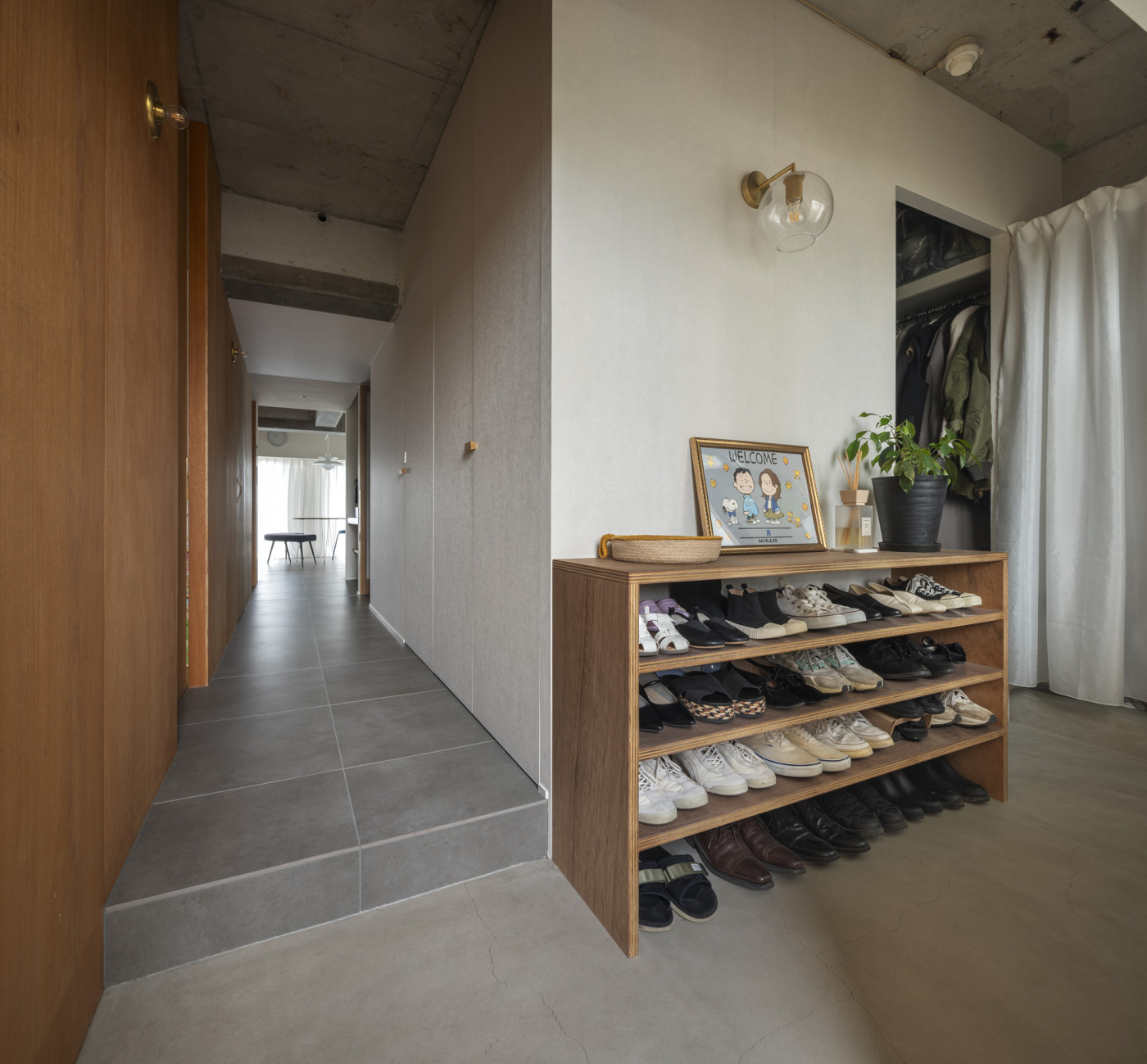 白い壁面に収まった収納扉に、『木のつまみ』を採用いただきました。