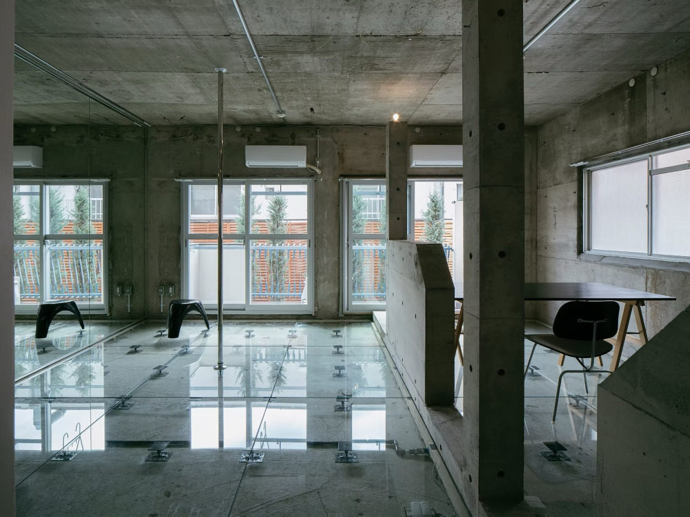 まだ見ぬポールダンサーのための部屋。暮らしをショーに見立てた賃貸住宅