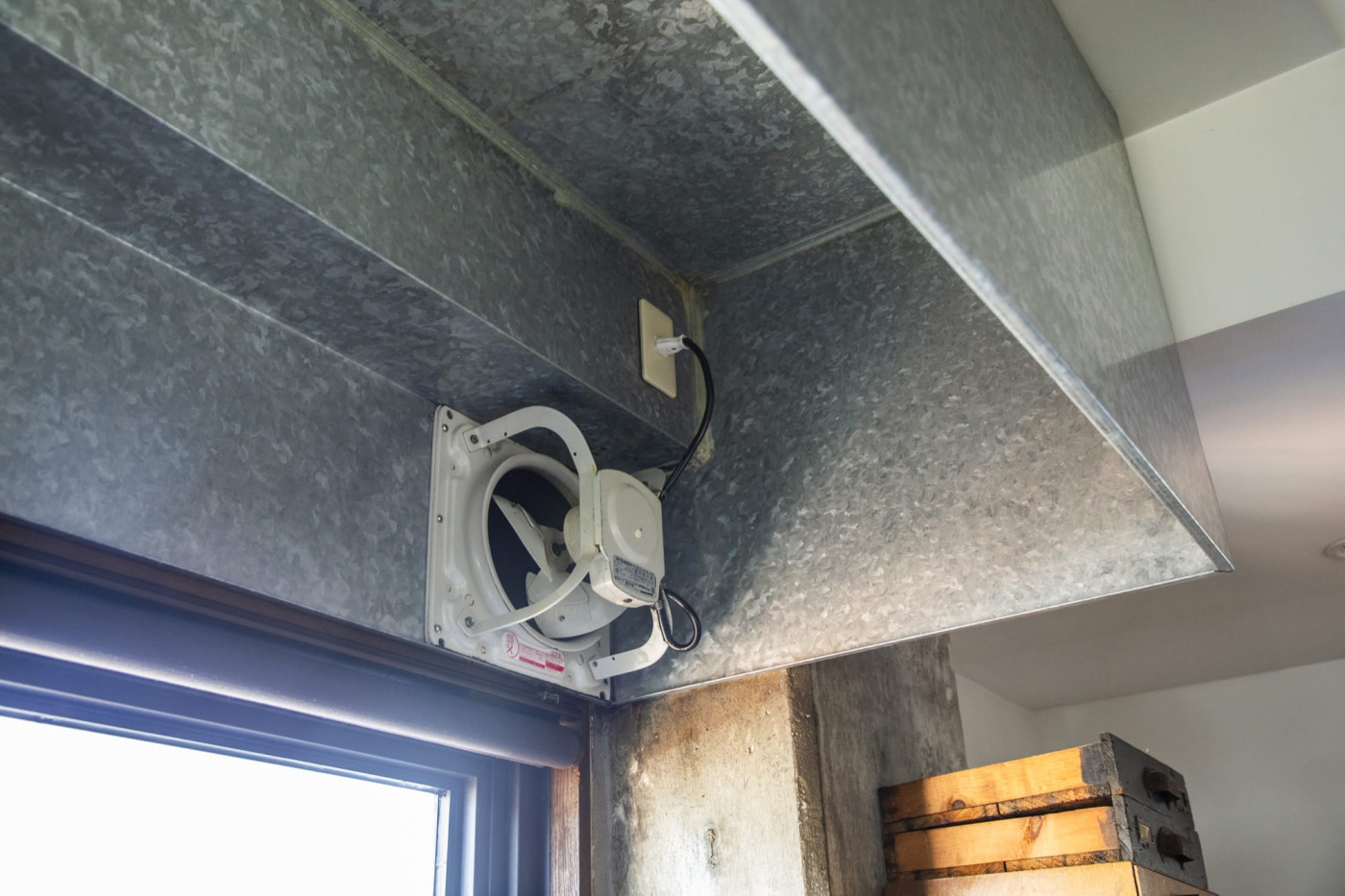 造作フードの中は、壁付けの有圧換気扇をつけただけのシンプルなつくり。