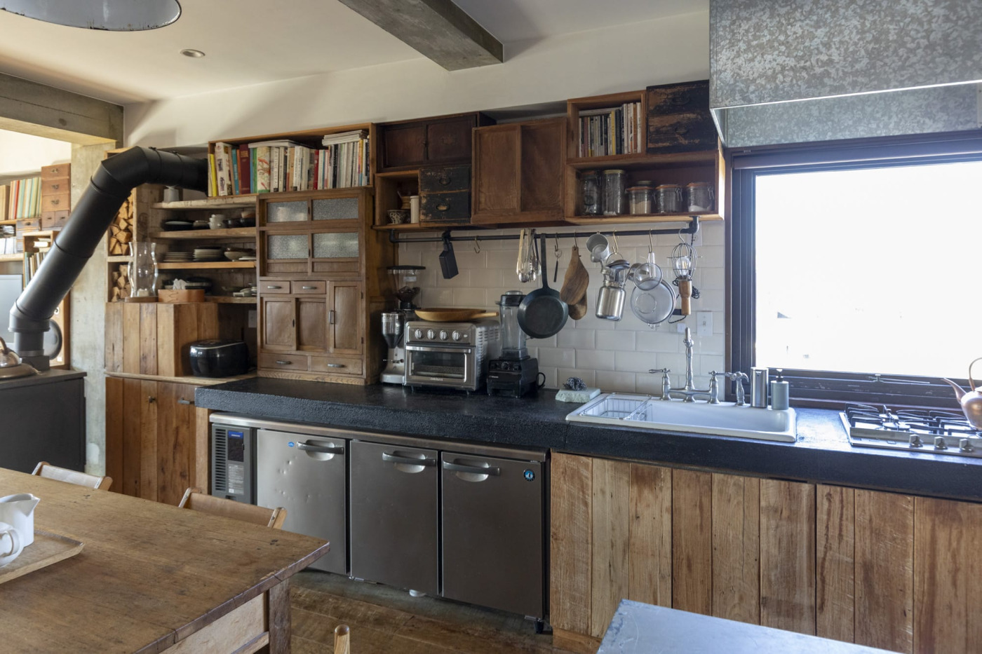 存在感ある世界各地のアイテムたちが不思議と仲良く同居するキッチン空間。&nbsp;