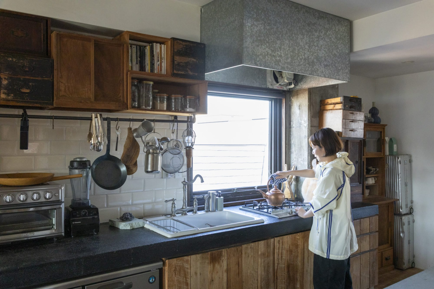 大きな窓辺にサイズを合わせたW1275×D750×H560mmの造作フード。