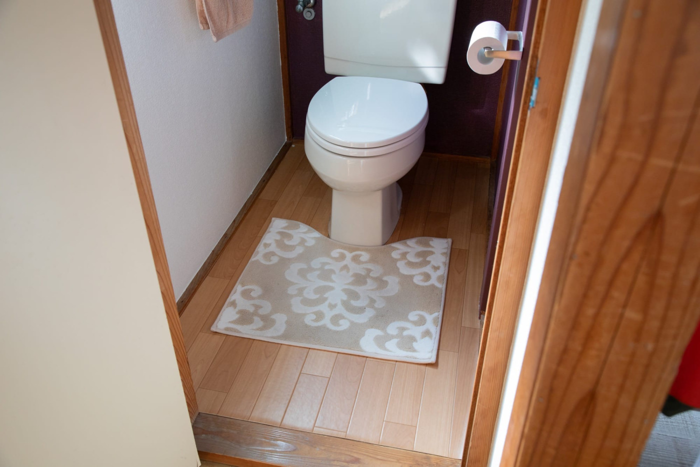昔使っていたラグに戻った2階のトイレ。