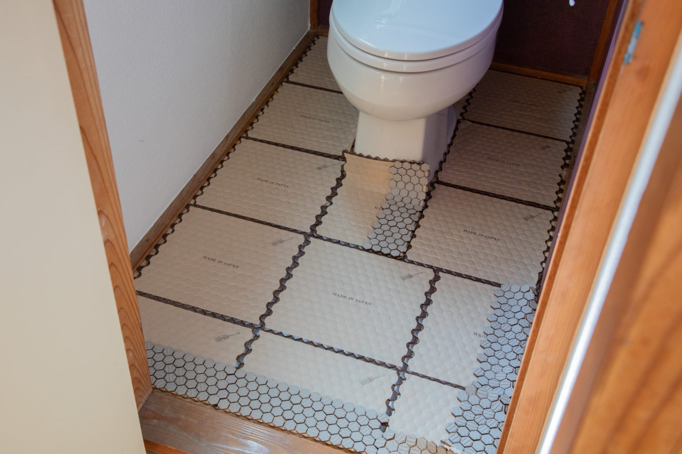 塩ビシートだった、築古戸建のトイレ床を『ハニカムタイル』に変えてみた！48
