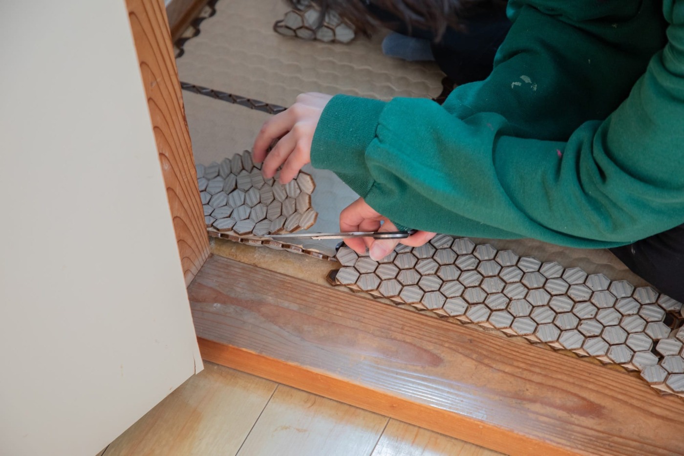 塩ビシートだった、築古戸建のトイレ床を『ハニカムタイル』に変えてみた！50