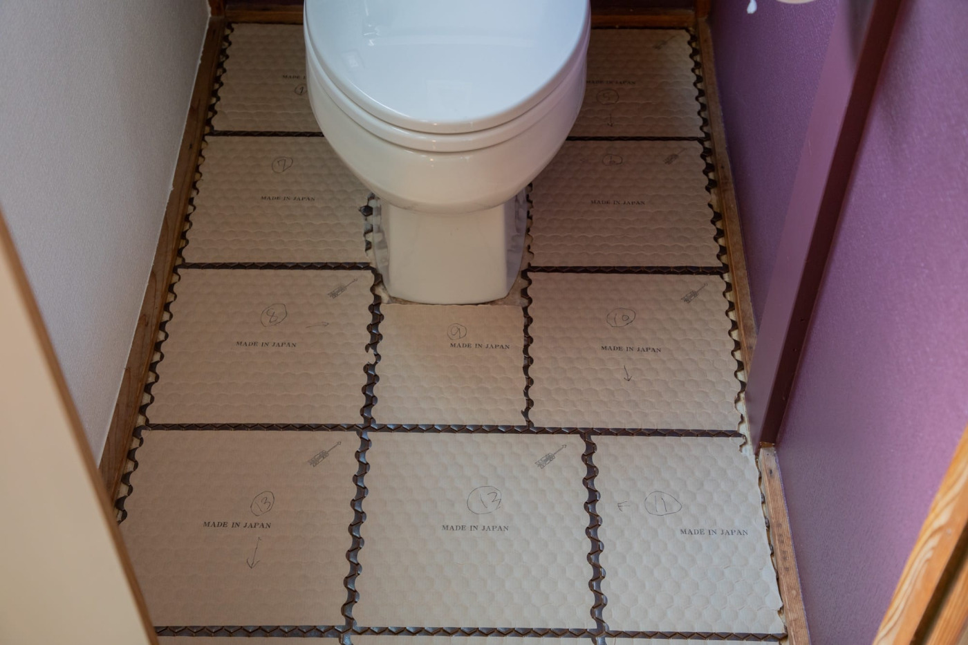 塩ビシートだった、築古戸建のトイレ床を『ハニカムタイル』に変えてみた！52
