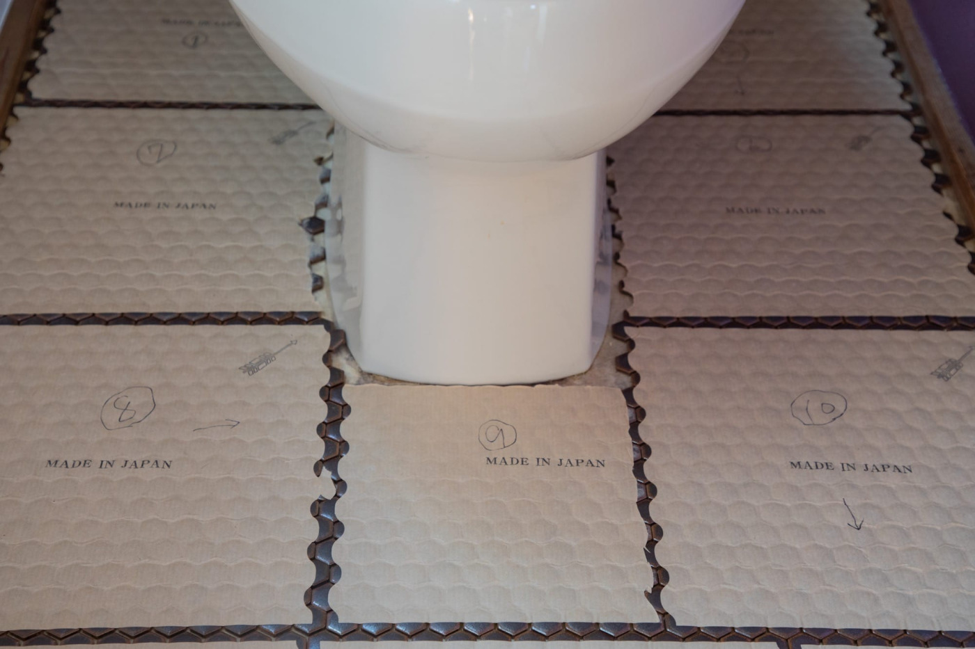 塩ビシートだった、築古戸建のトイレ床を『ハニカムタイル』に変えてみた！54