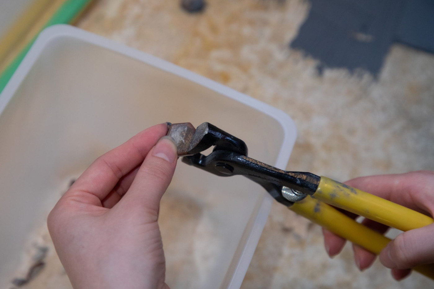 すみません、私は素手でやってしまっているのですが、刃を使用する際はグローブ必須でお願いします。