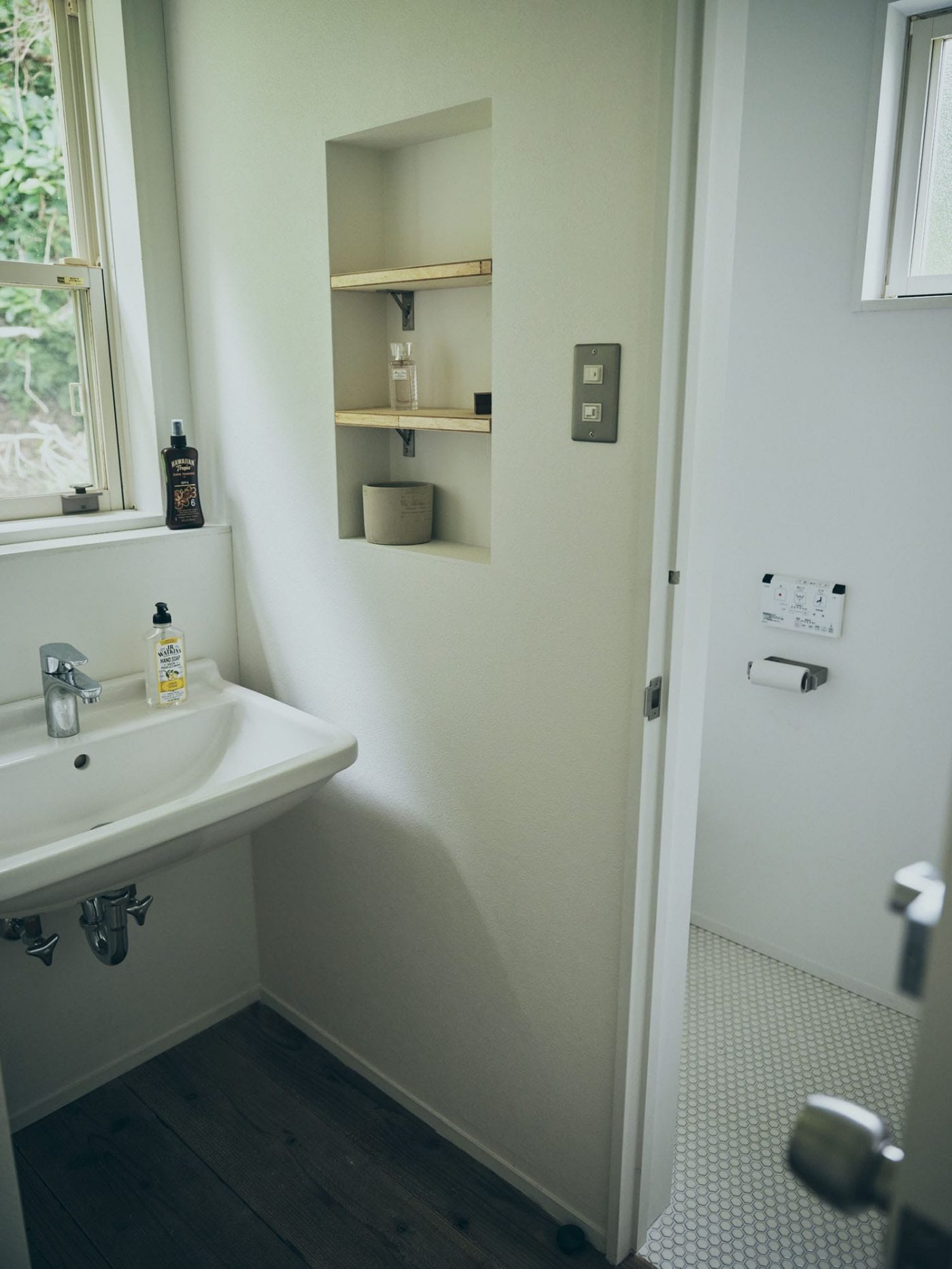 塩ビシートだった、築古戸建のトイレ床を『ハニカムタイル』に変えてみた！9