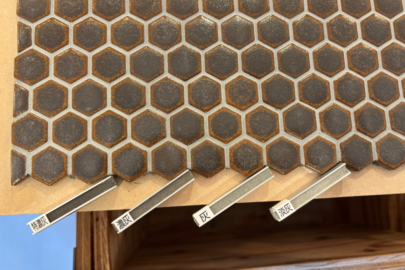 ショールームでグレー系の目地を合わせてみた。