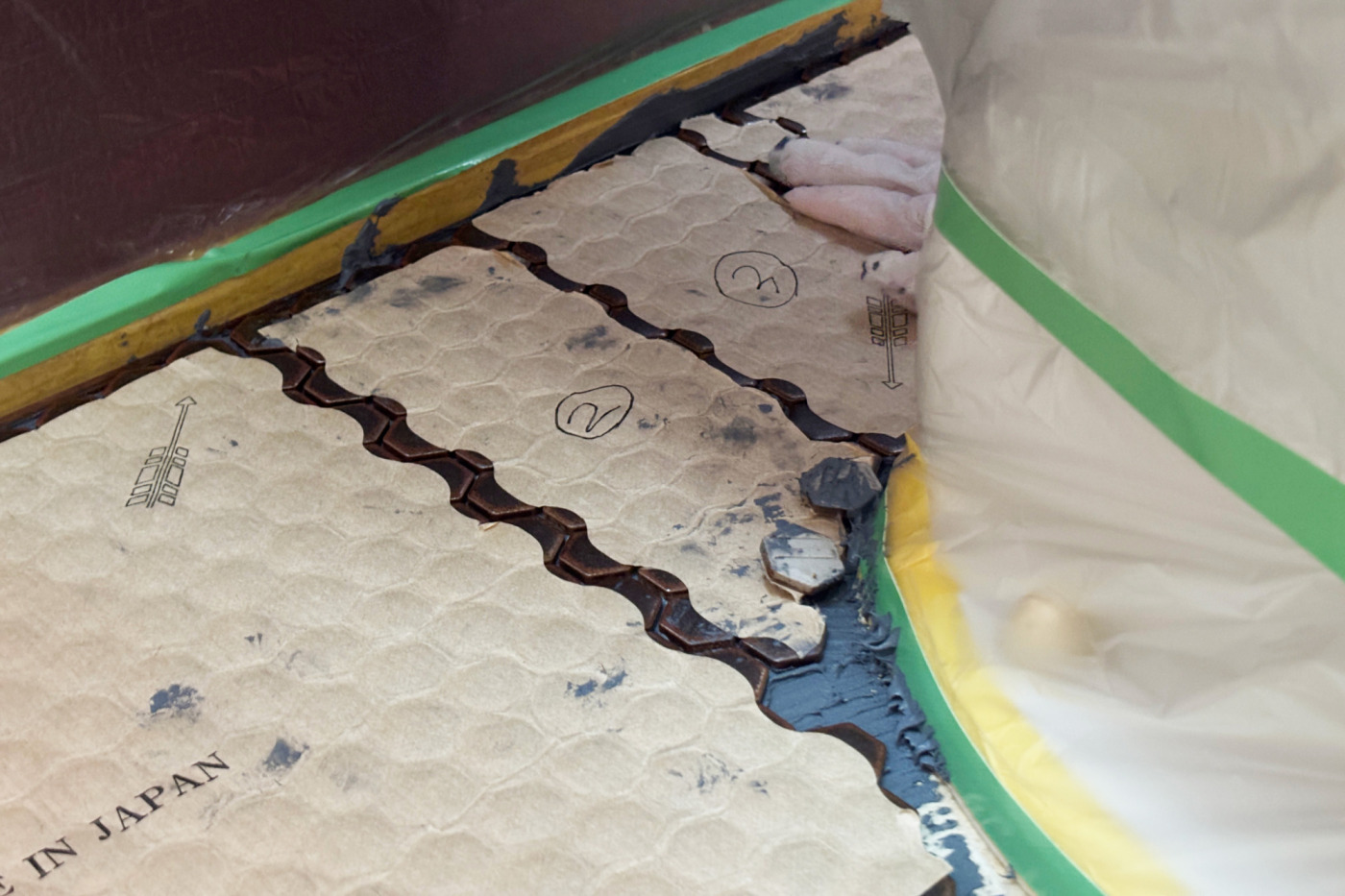 塩ビシートだった、築古戸建のトイレ床を『ハニカムタイル』に変えてみた！90