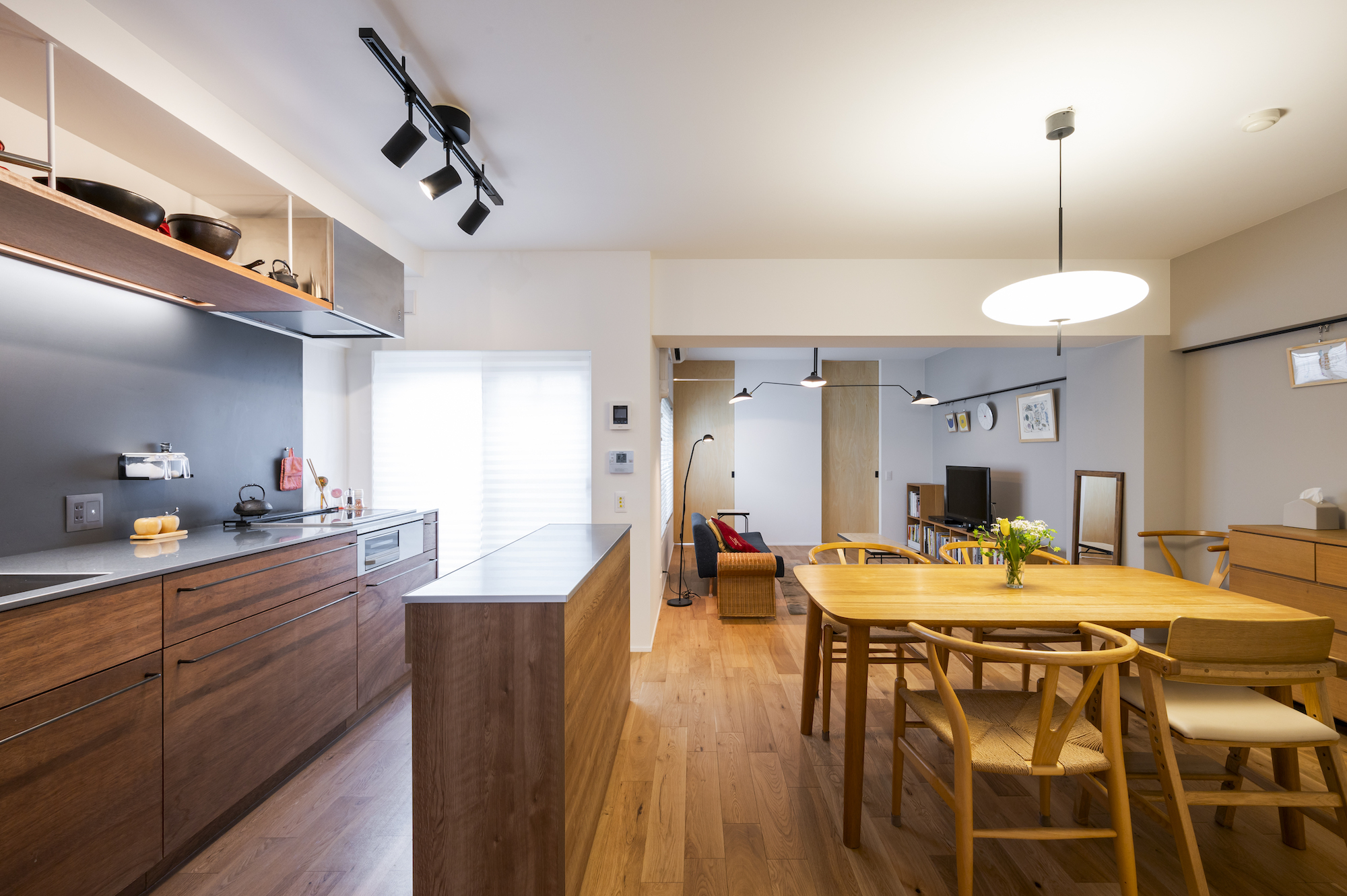 縦長住戸でも光が届く空間はつくれる！光と風、人の動きもぐるりと回遊する住まいVol.1