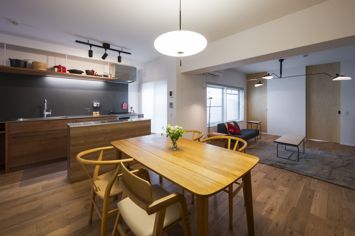 縦長住戸でも光が届く空間はつくれる！光と風、人の動きもぐるりと回遊する住まい13