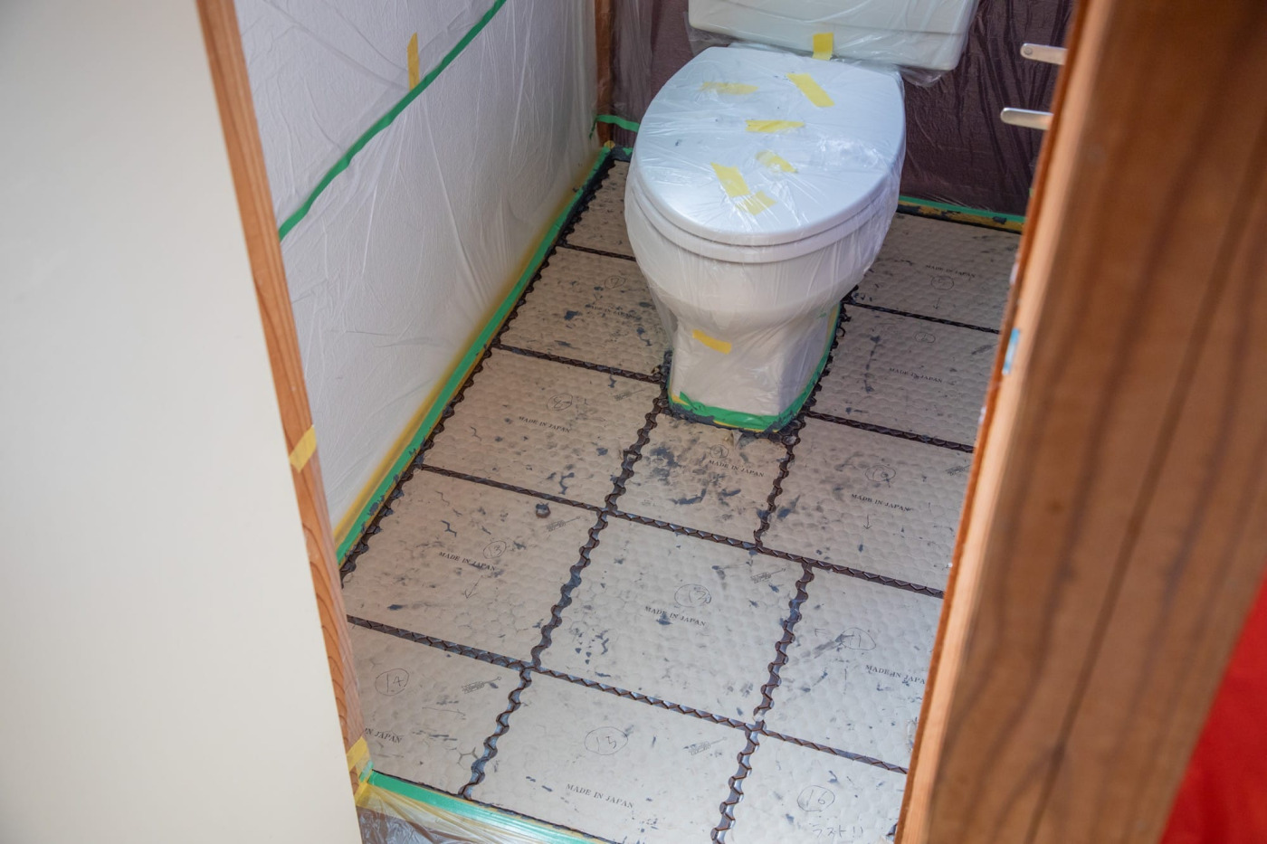 塩ビシートだった、築古戸建のトイレ床を『ハニカムタイル』に変えてみた！108