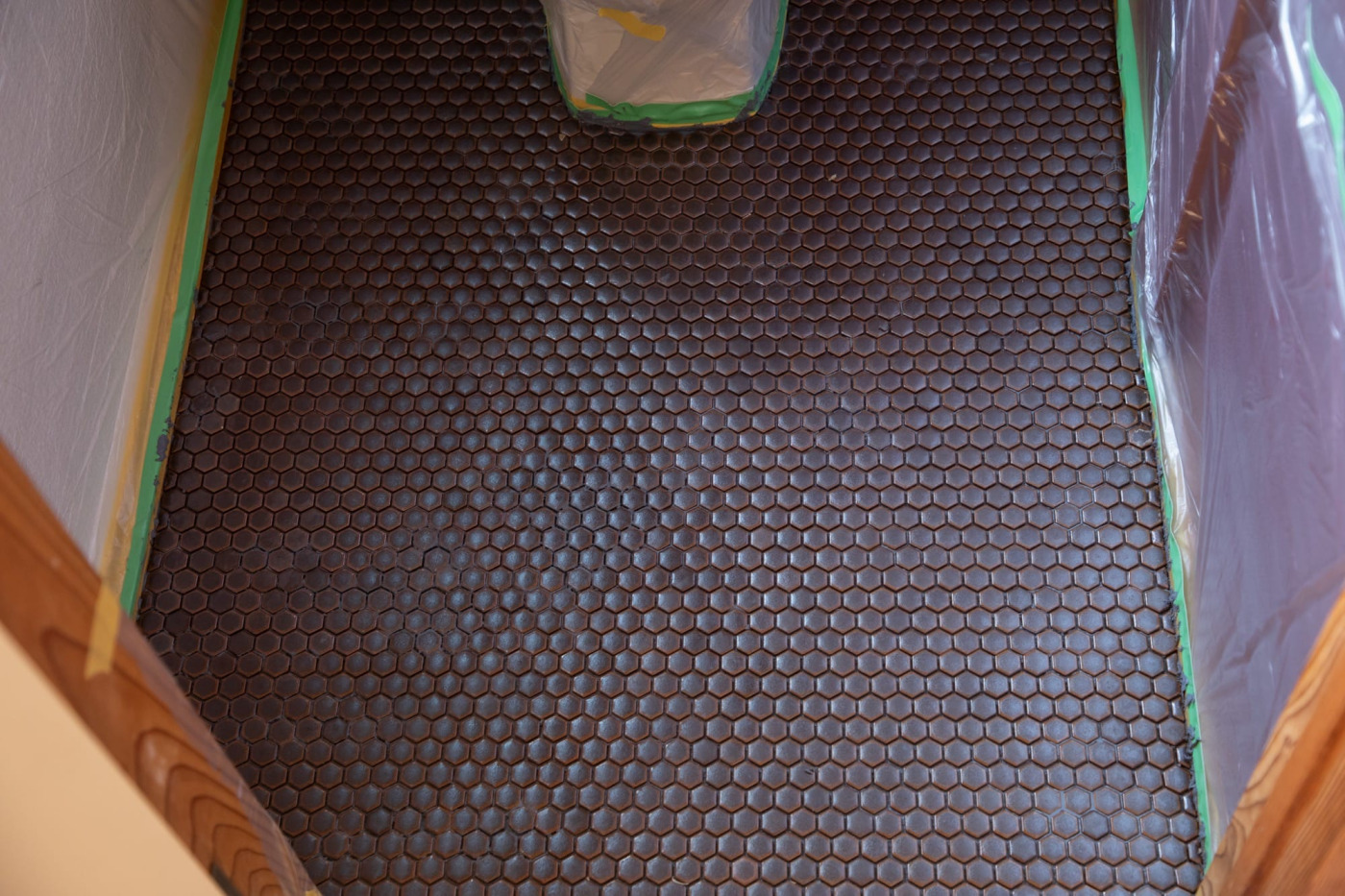 塩ビシートだった、築古戸建のトイレ床を『ハニカムタイル』に変えてみた！124