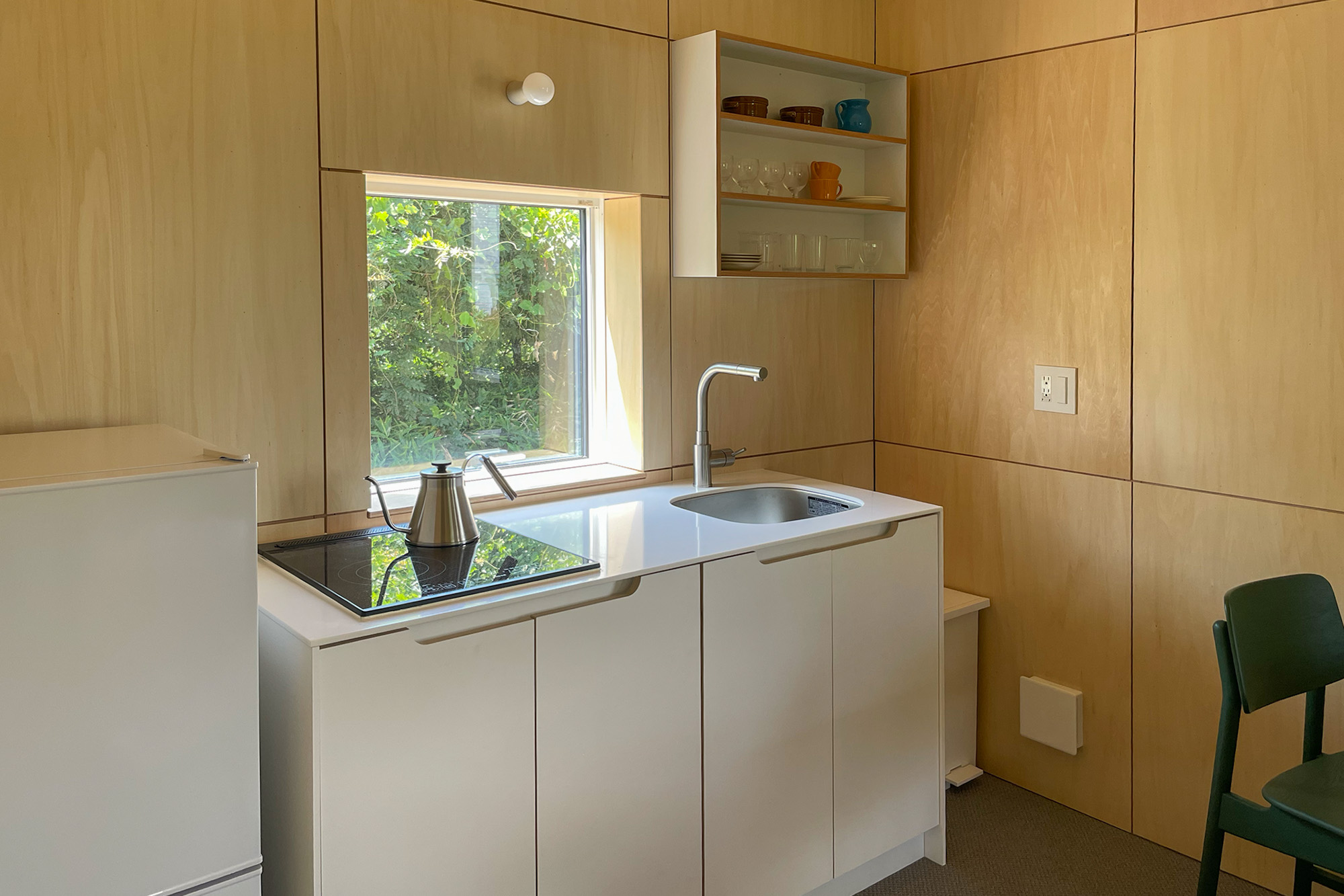 自分で建てる、白と木が映える一棟貸し宿