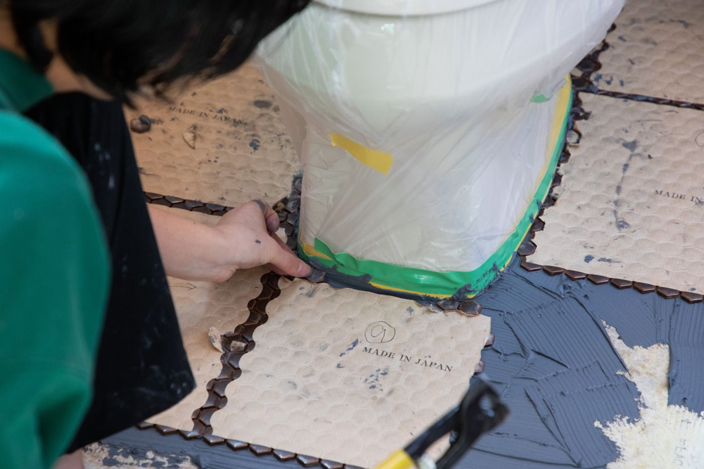 最初は手袋をつけていたのですが、つけたり外したりするのが面倒で気づいたら外したままで作業をしてしまっていました。ボンドの厚みもこの時すでに厚くなってます……。