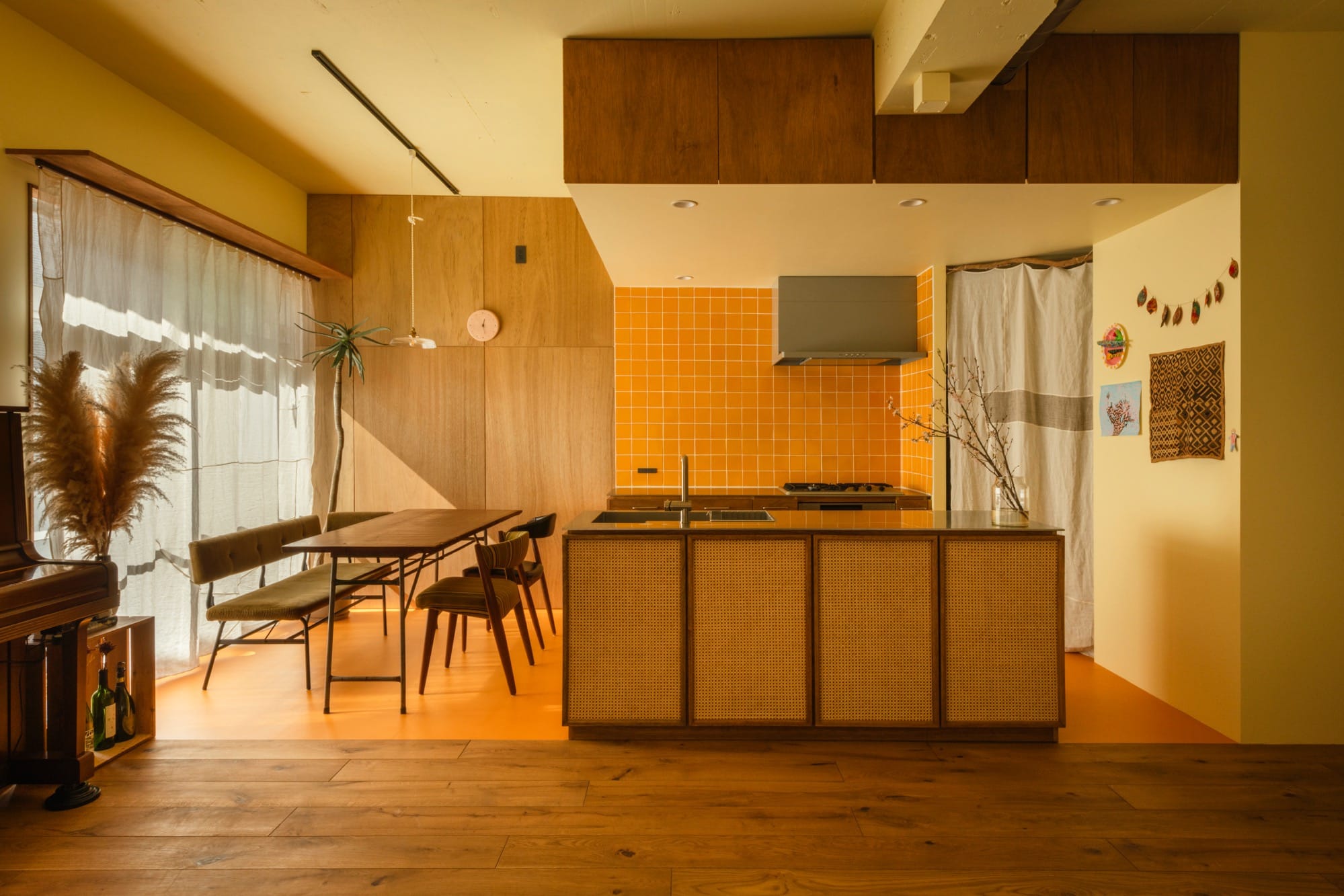 「陽」のキッチンと「静」の玄関。施主施工で叶えた、二面性のある住まい。