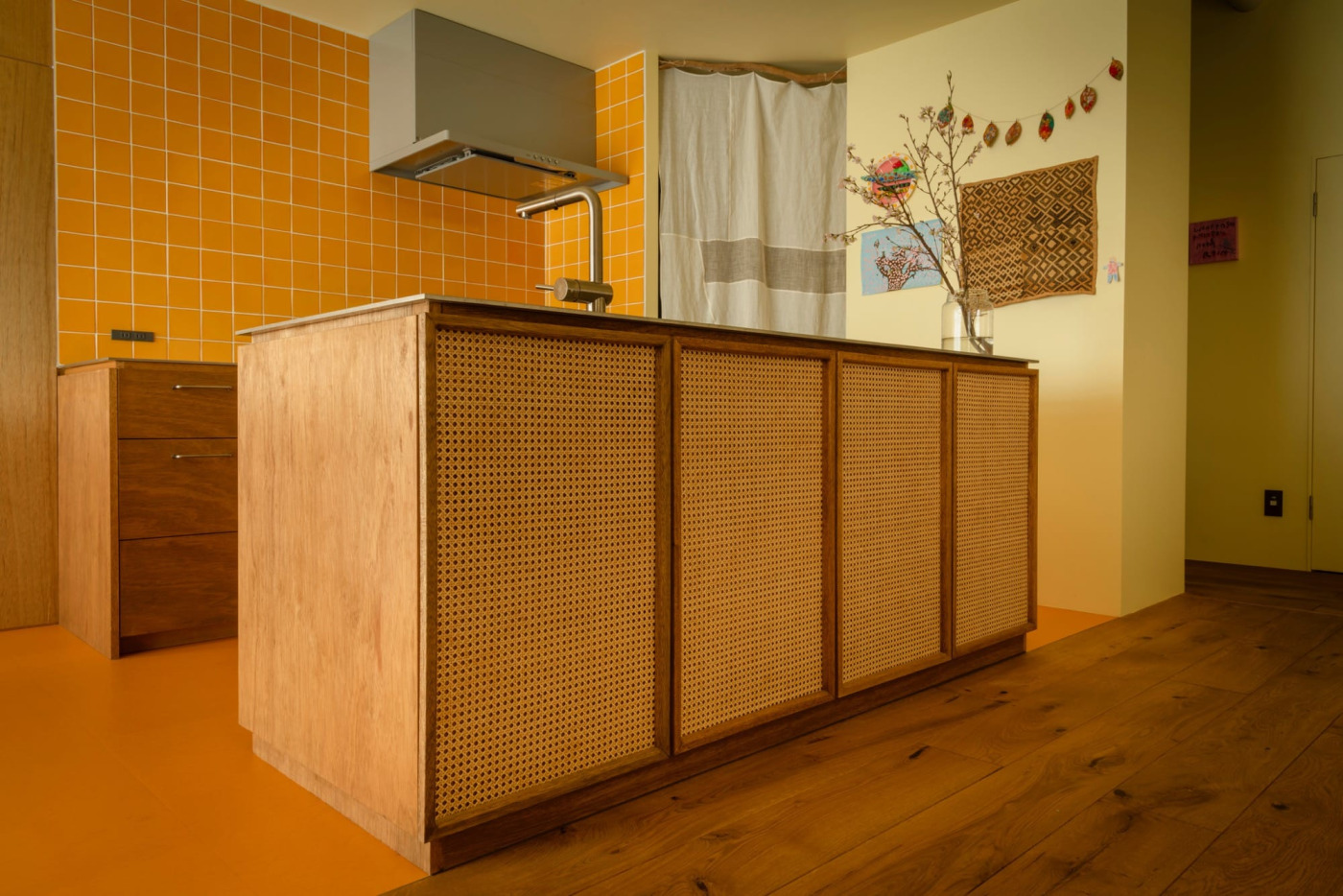 お部屋の中心にあるからこそ、家具らしいディテールにこだわった。水栓は『ハンドホース水栓』を採用いただきました。