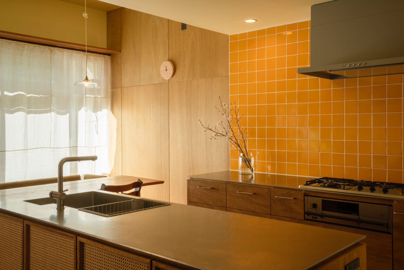 主役となる場所以外は、要素を削ぎ落として引き立て役に。ガスコンロには『ガスコンロ プラスドゥ』。