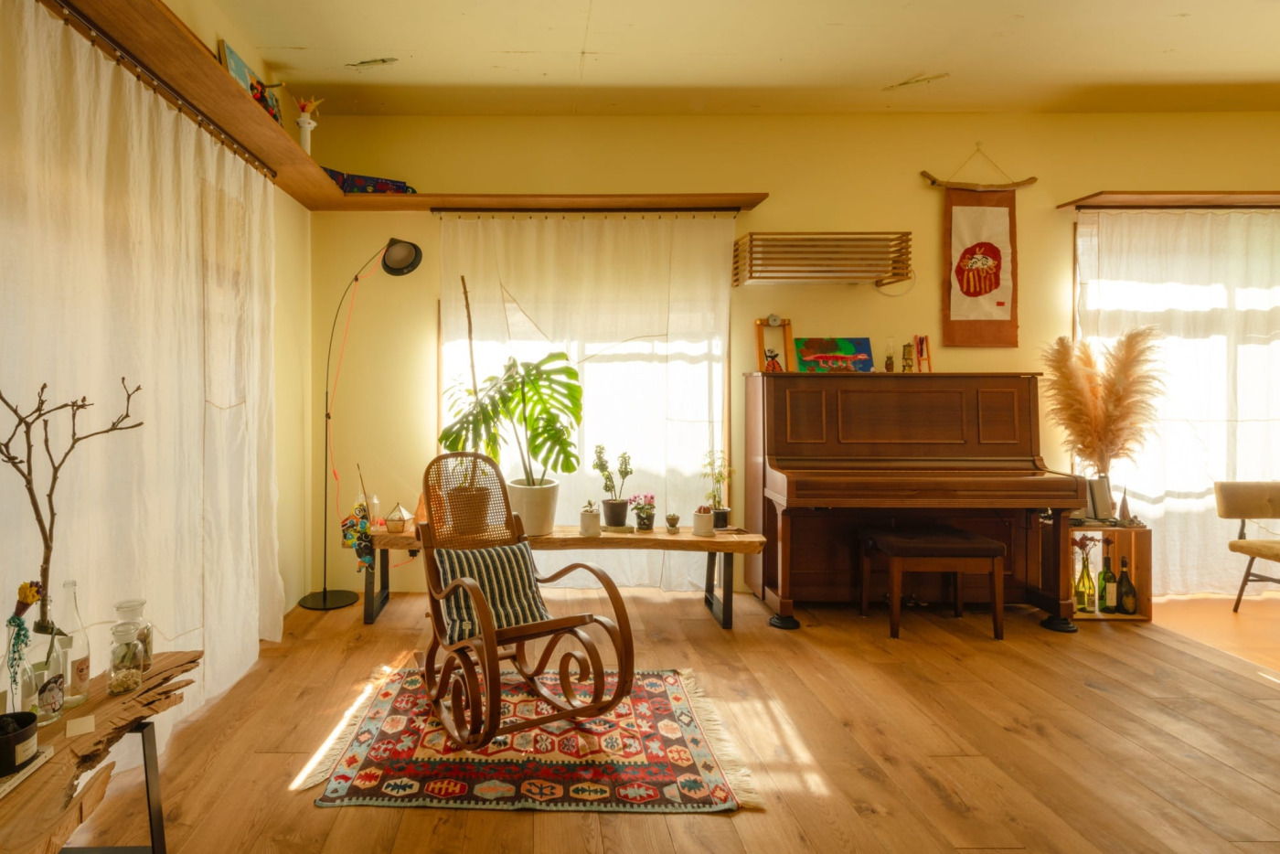 天井は、コンクリートをそのまま見せる躯体現しではなく、壁面と同じ色で塗装して仕上げています。壁と天井がひと続きになり、より広く明るい印象になりますね。