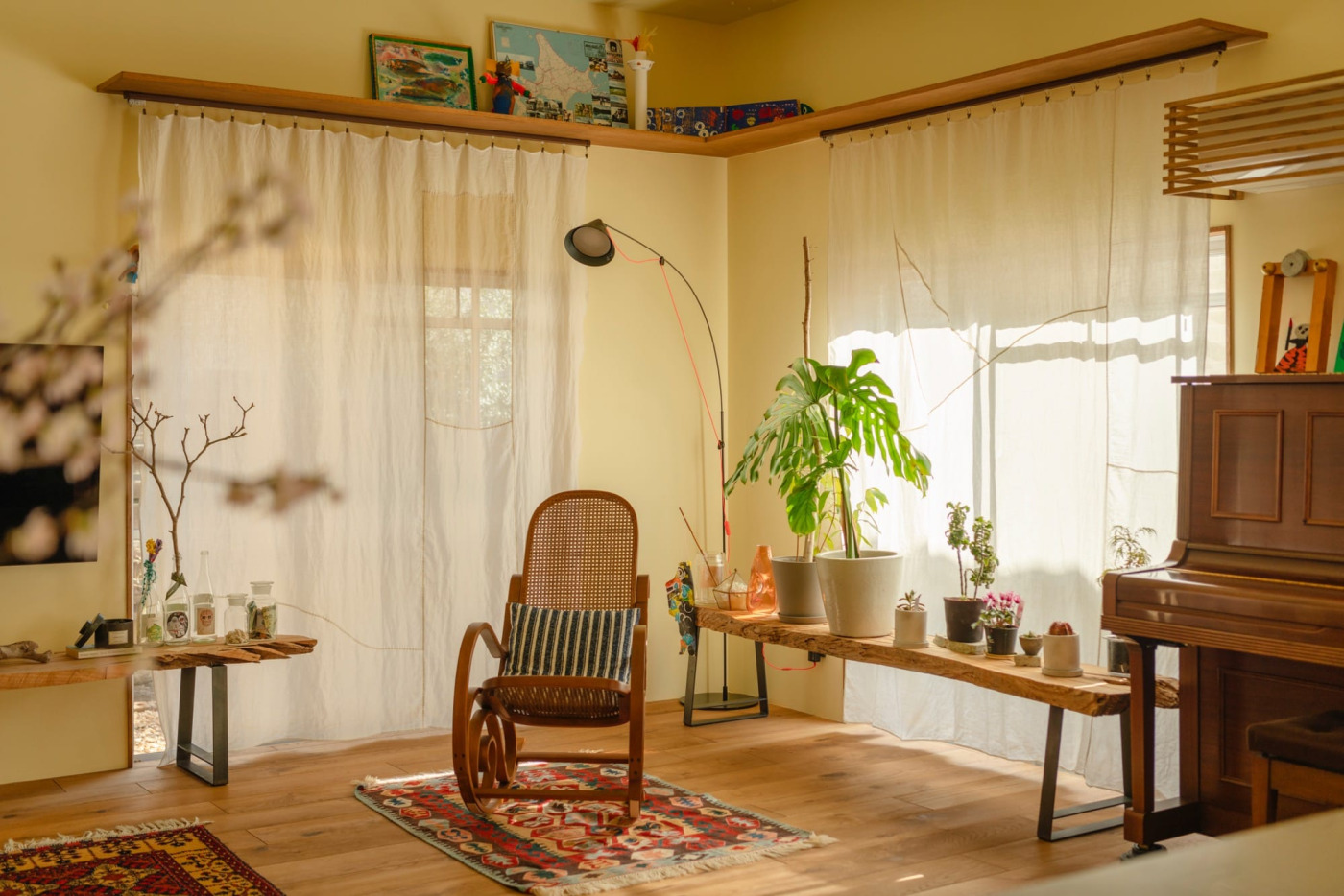 既存の天井を解体、天井高を上げたことで、棚に飾ったものが一層引き立つようになっています。