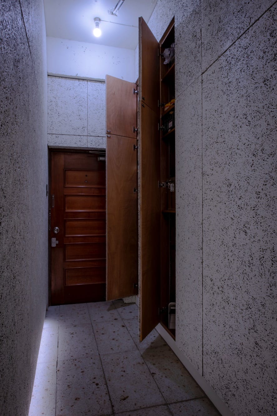 これだけ物のない玄関、収納はどうするんだろう…と思っていたら。