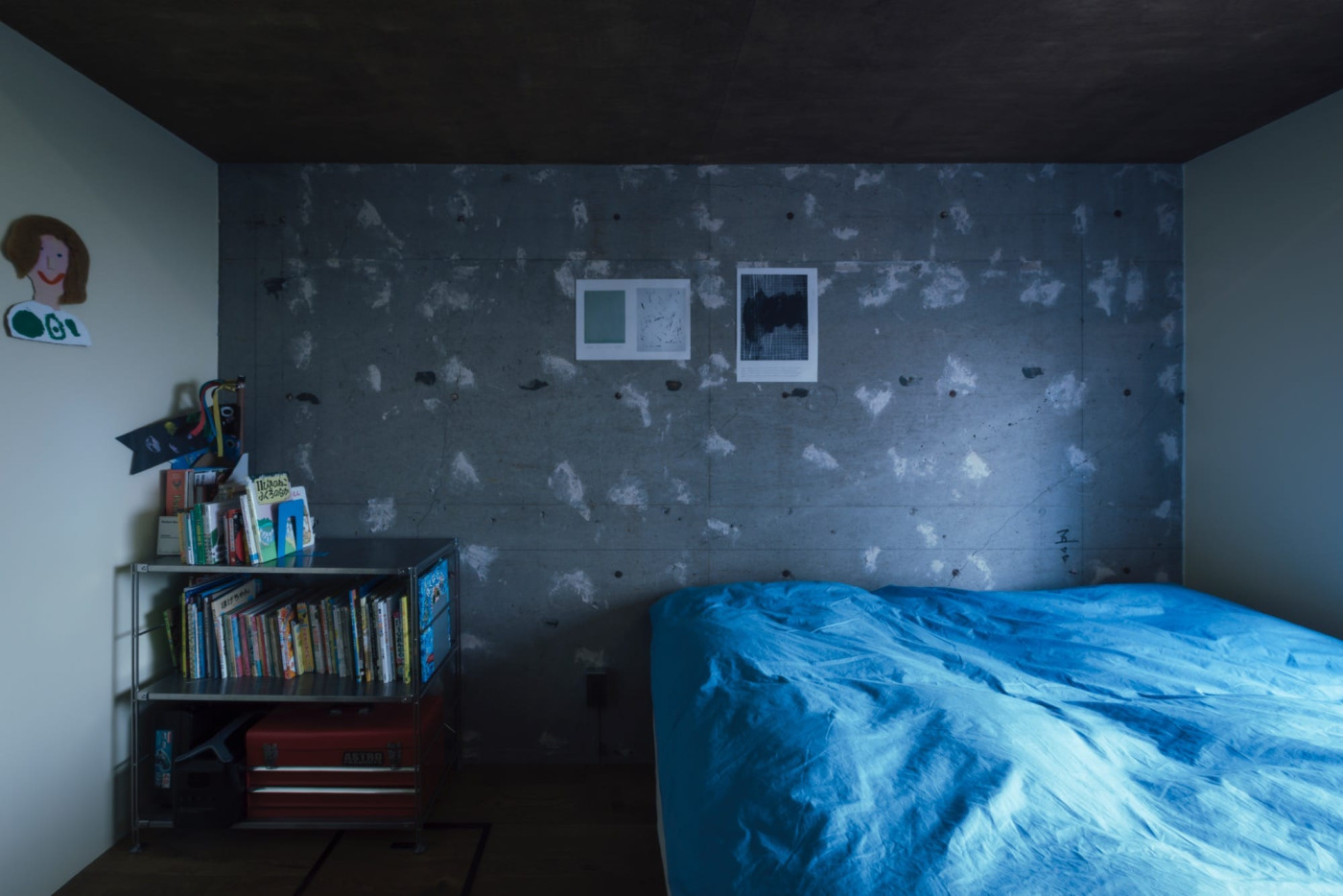 外壁と接しない集合住宅の界壁では断熱材の問題がないので、こうして綺麗に一面現しにすることが可能に。