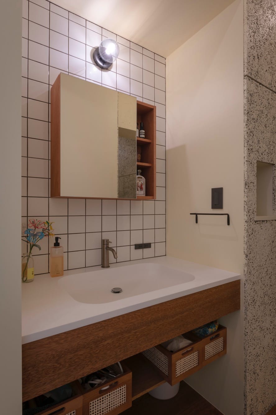 この場所には『人工大理石の洗面カウンター』と『棚付きボックスミラー』を選んでいただきました。洗面台は、ミラーに合わせてラワンの幕板をオン。