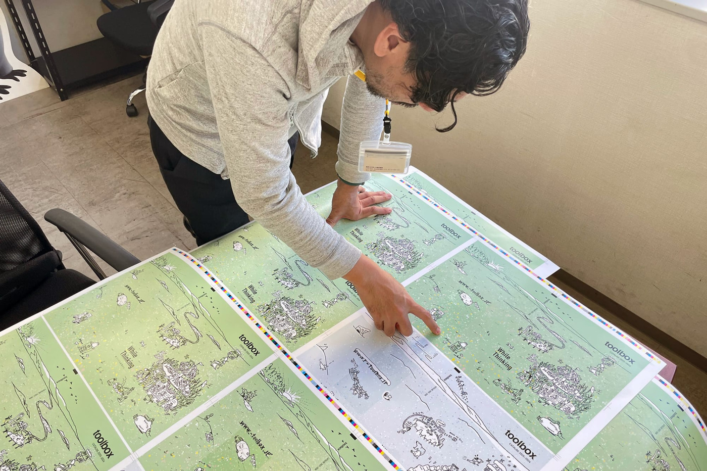 印刷所立ち合いで、最終の色味の確認中の様子。