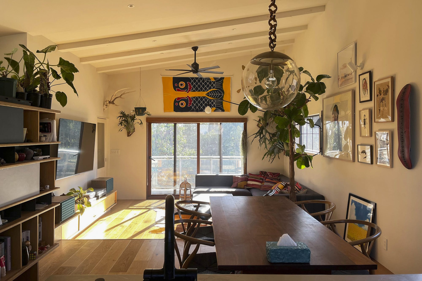 2年前の我が家。左側のTV下にあるスピーカーは昔の。3年前に新築した戸建て、2階がリビングです。