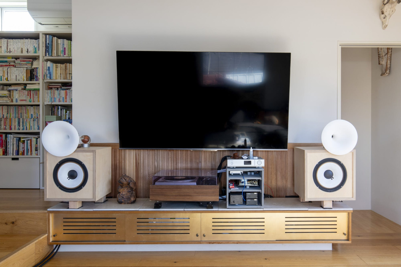 直近の自宅の様子。既存カスタムに飽き足らず、自作スピーカーをつくったり、背面壁の補強で『クラシックリブパネル』を貼り足してみたり。