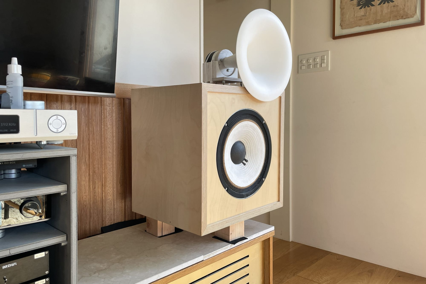 後付けで、棚の奥行きに合わせてカットした13mm厚の大理石を楽天市場で手に入れ、敷いてます。