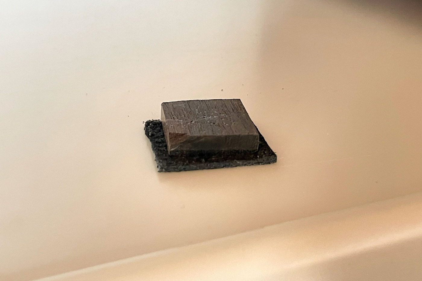 約1mm厚のスエード生地を小さく切って、板を重ねた状態。