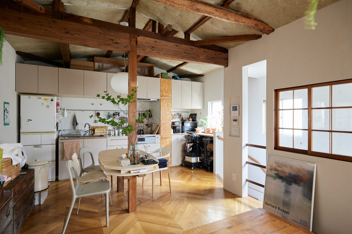 壁一面の横長キッチン。ストック収納などもまかなっている。（撮影：Masanori Kaneshita）