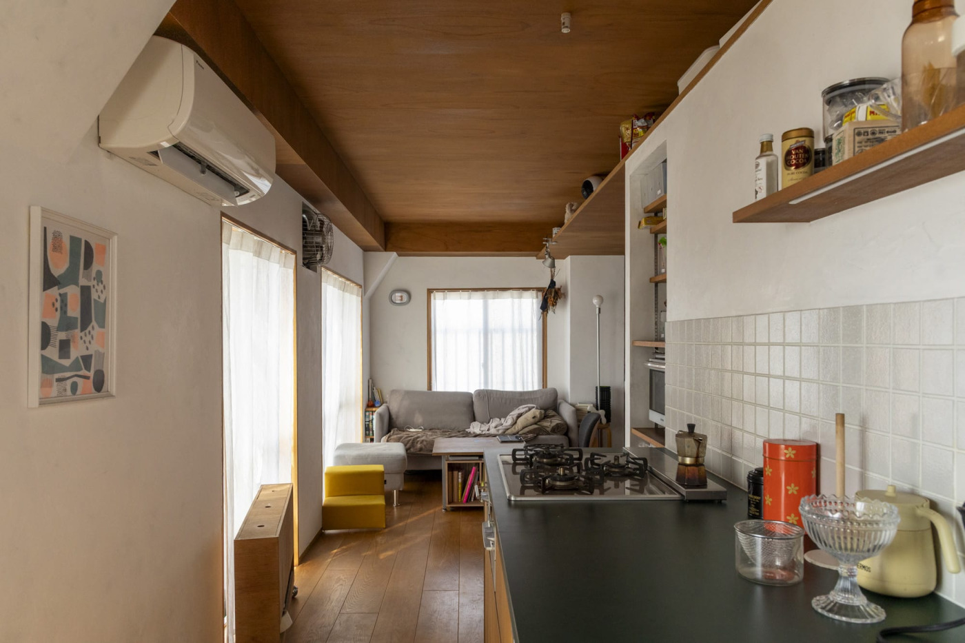 コンロの真後ろはエアコンがあるため、掃き出し窓1つ分ずれた位置に換気扇を設置。