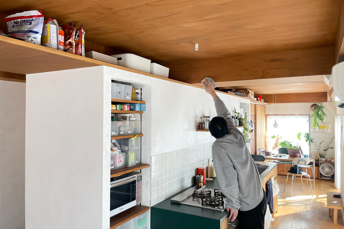 コンロ上の棚部分は、他の部分に比べしっとり油っぽくなっているので、たまに拭き掃除。