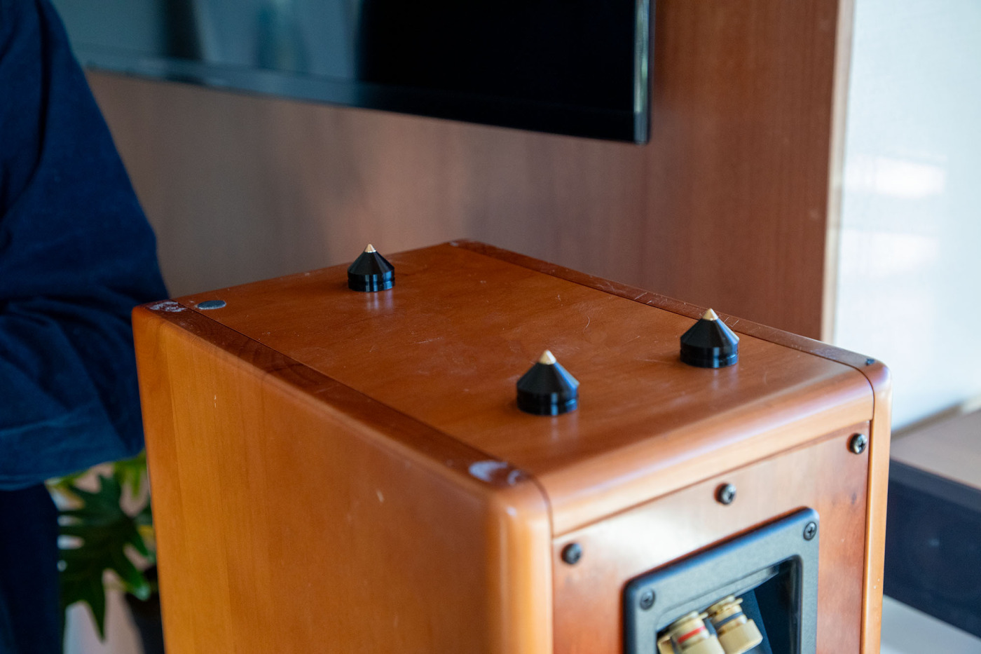 上のスパイクが1点ついてる方が正面側です。