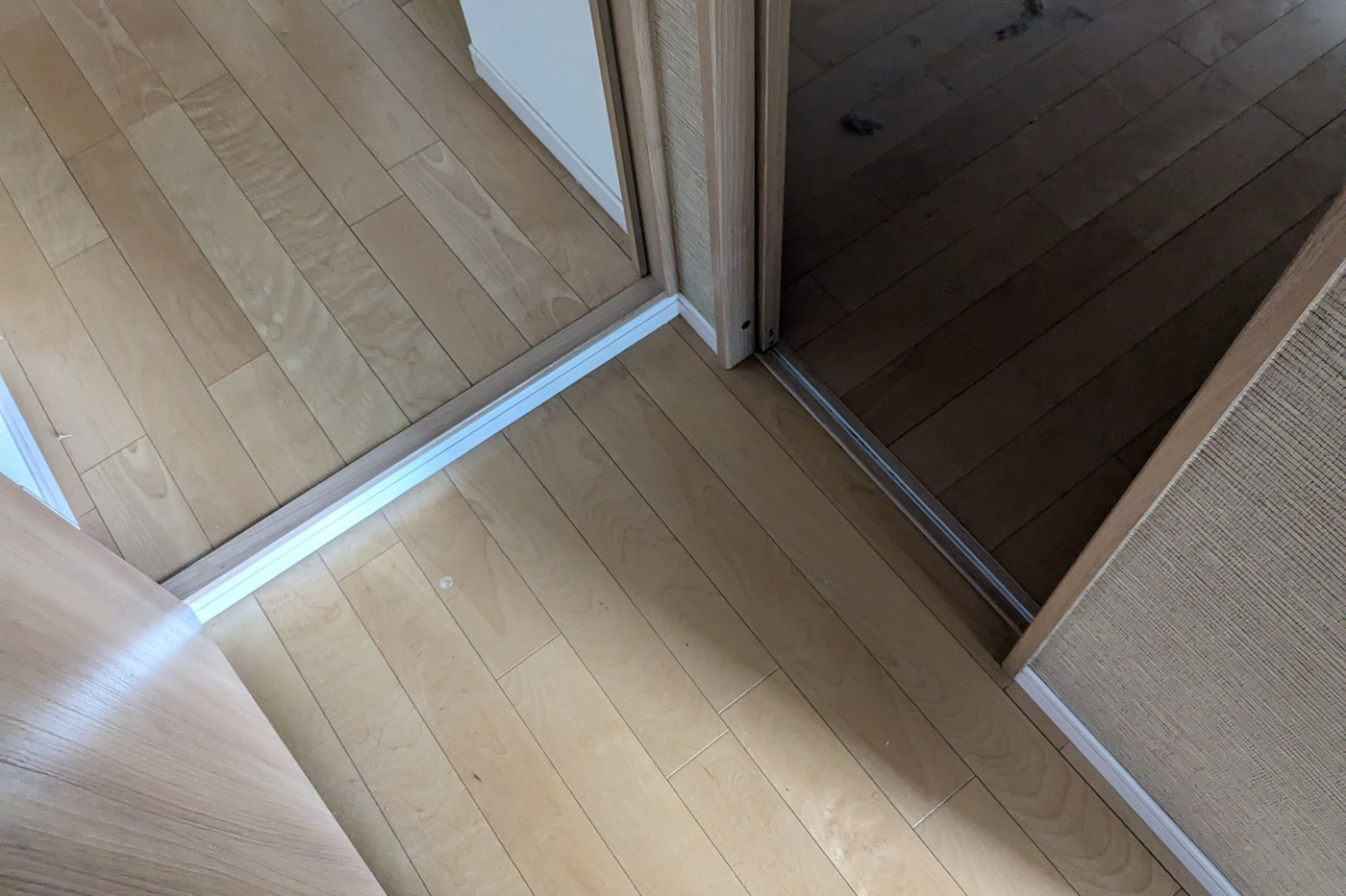 床仕上げや設備機器の仕上げはツルツル系。