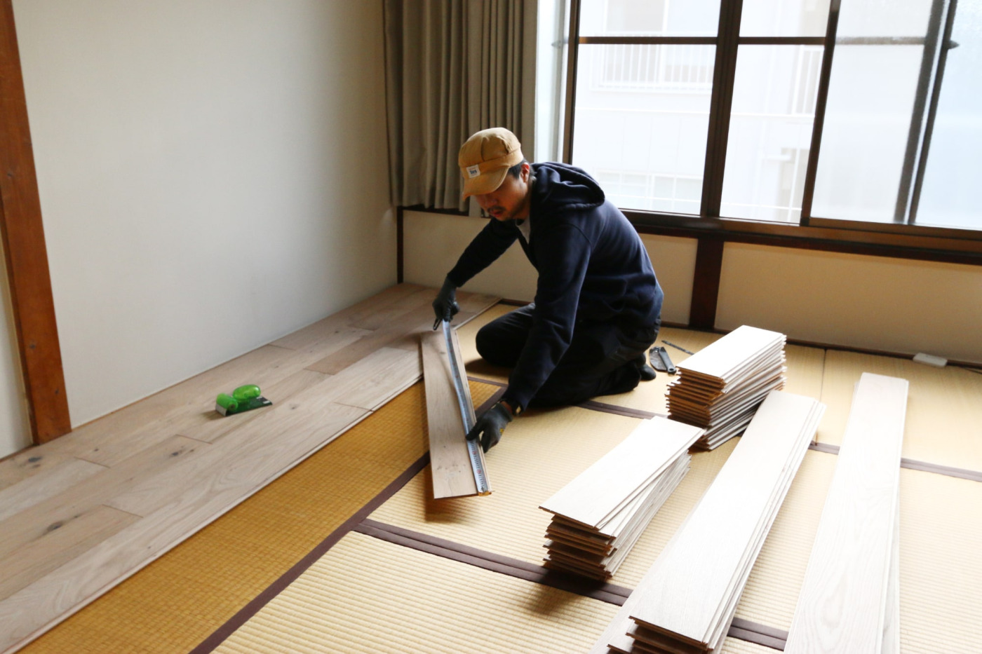 一杉が開発を担当した、畳の上からも施工できる『イージーロックフローリング』。