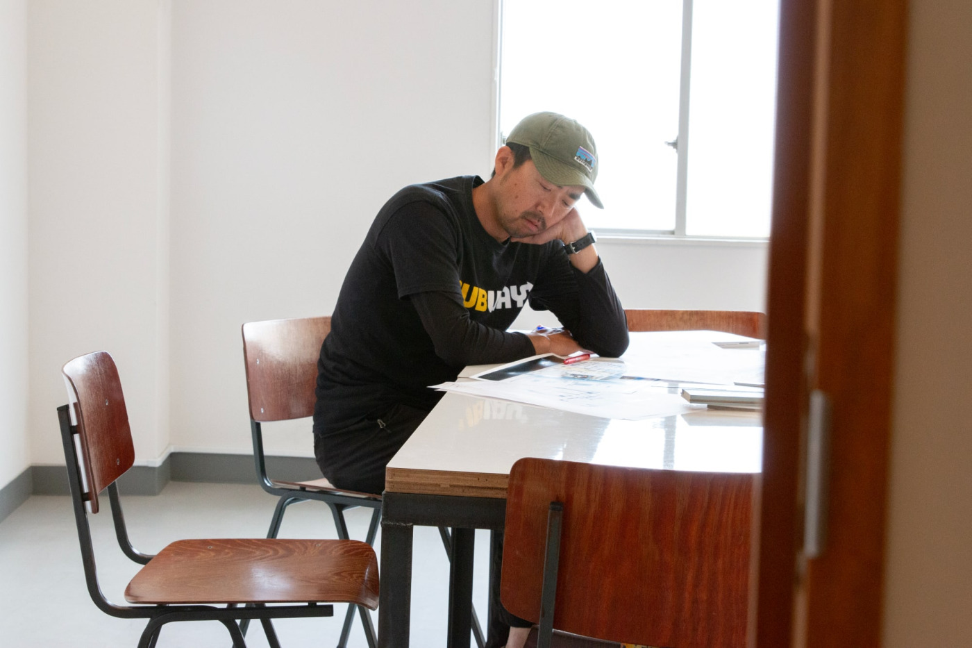 ある日、オフィスの会議室を覗くと、広げた図面を前にしかめっ面をしている一杉の姿が。